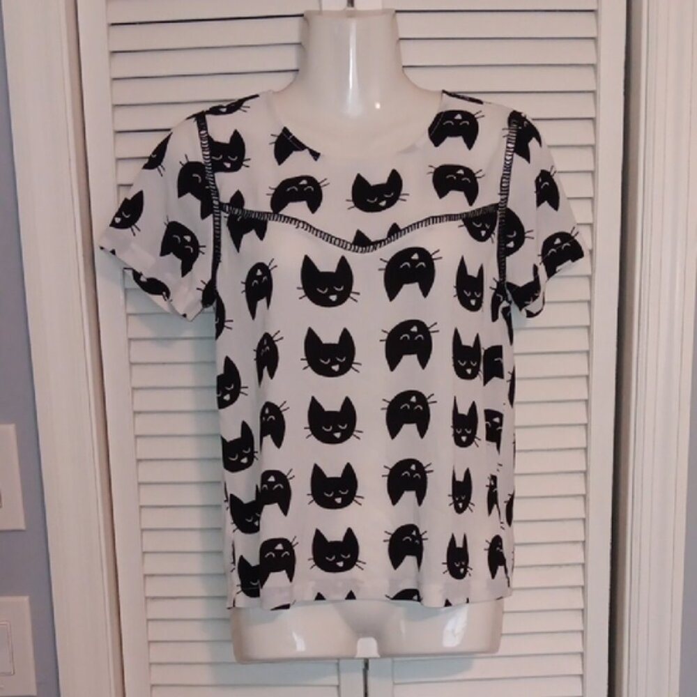 Lily White Women's Size S BlackWhite Cat Print Top Short Sleeve Blouse Key Whole